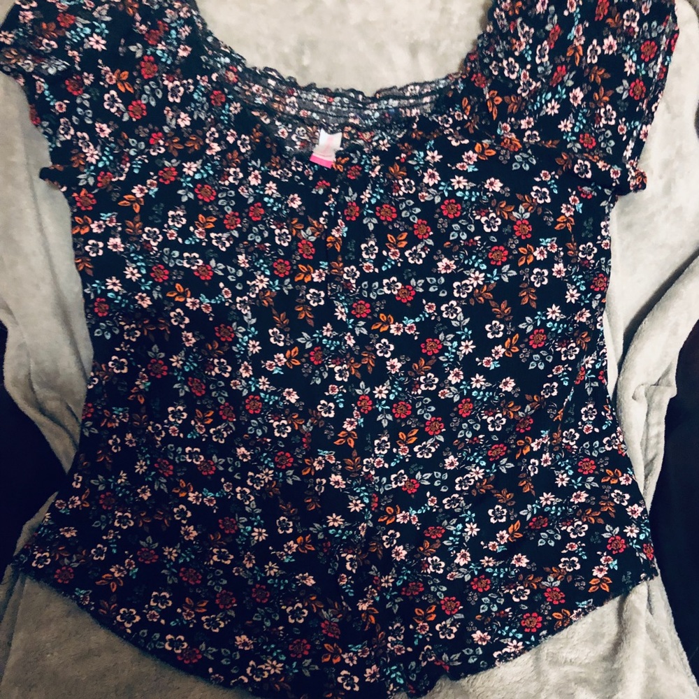 Really cute peasant shirt with cap sleeves